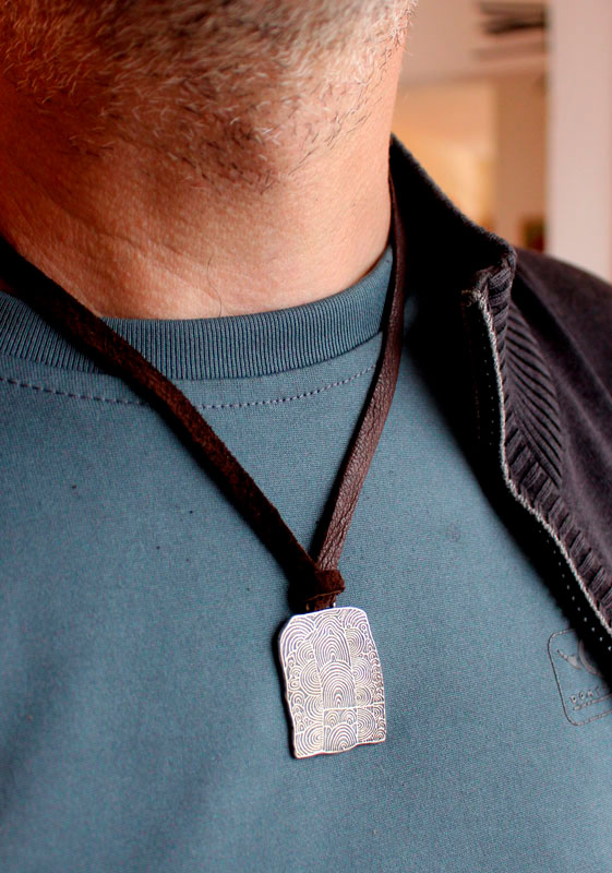 Cairn de Gavrinis, collier pierre gravée néolithique de spirales en argent