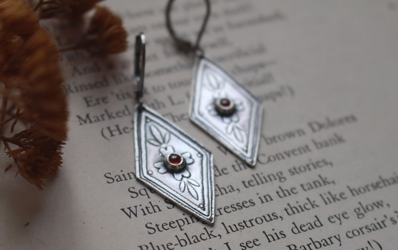 Calendula, boucles d’oreilles botanique baroque en argent et zircon orange