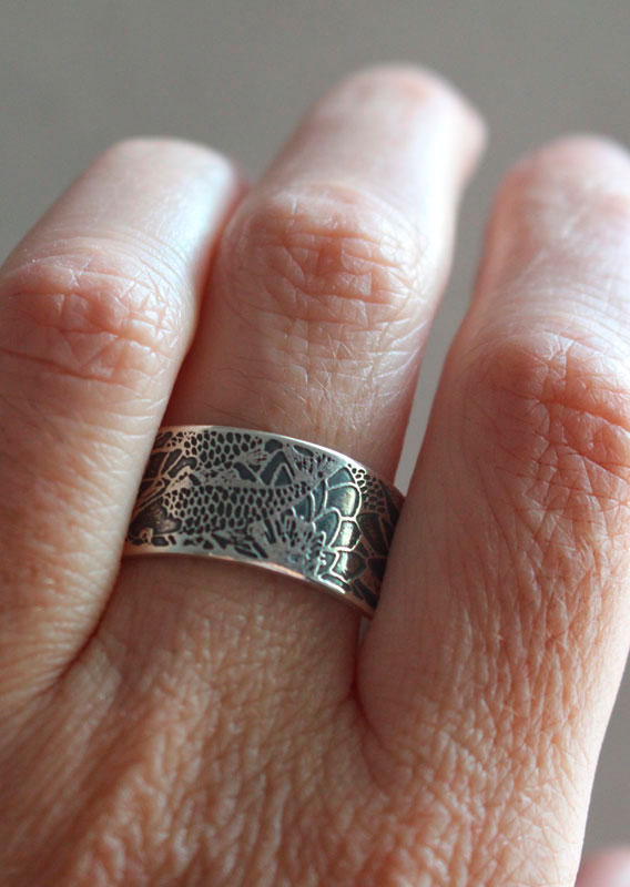 Carpe dans un étang de lotus, bague koï japonaise en argent