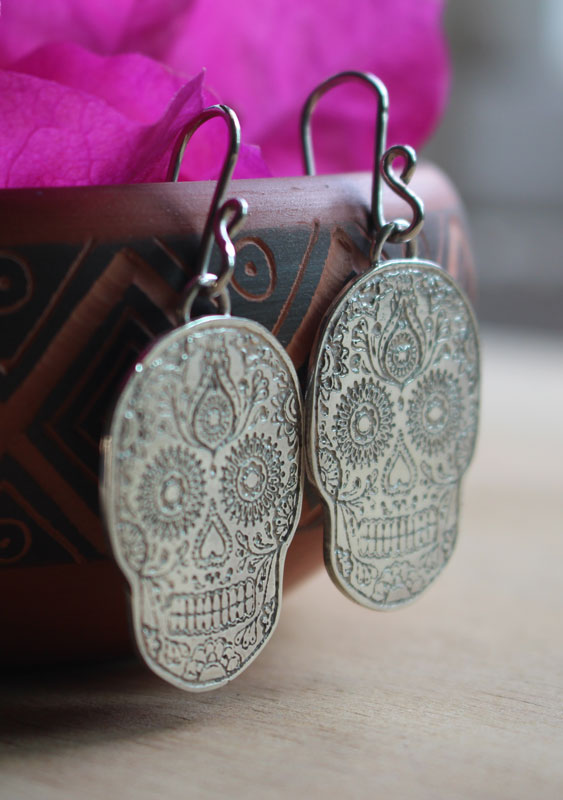 Catrina, boucles d&rsquo;oreilles cranes du jour des morts dans le folklore mexicain en argent