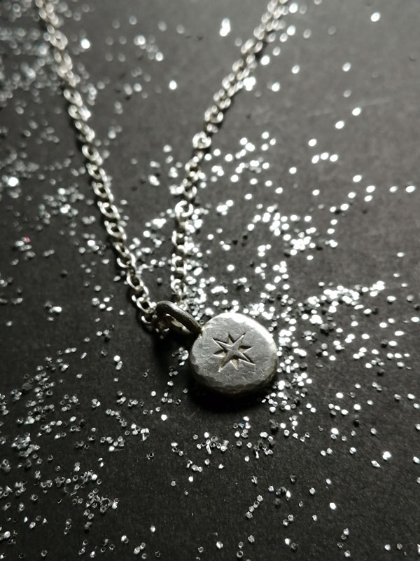 Chemin, collier rose des vents en argent