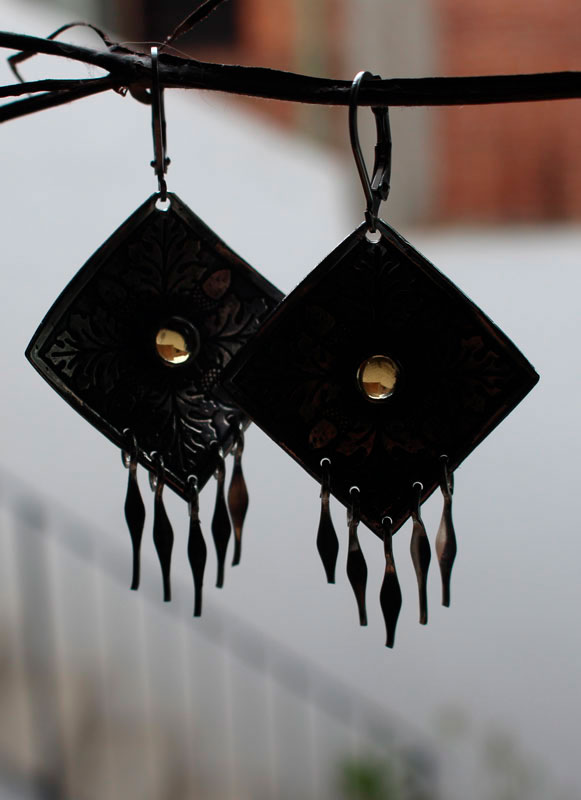 Chêne d’automne, boucles d’oreilles carrées feuilles et glands en argent et quartz