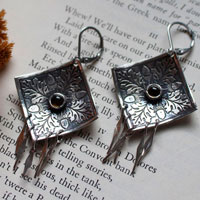 Chêne d’automne, boucles d’oreilles carrées feuilles et glands en argent et quartz