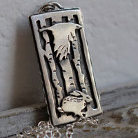 Compagnons de route, collier corbeau et lièvre en argent