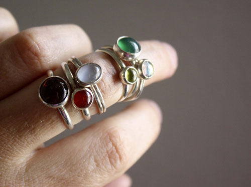 Constance, bague pierre de naissance en argent, grenat, améthyste, aigue-marine, pierre de lune, onyx, alexandrite, rubis, péridot, saphir, opale, citrine ou turquoise