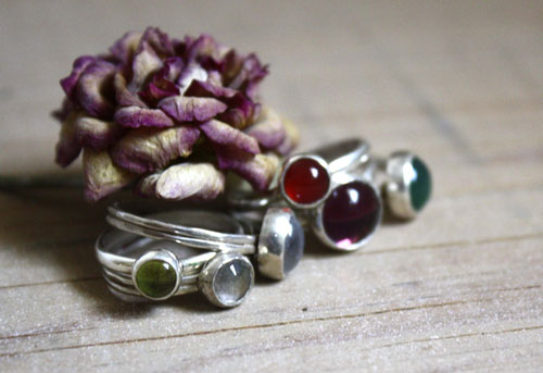 Constance, bague pierre de naissance en argent, grenat, améthyste, aigue-marine, pierre de lune, onyx, alexandrite, rubis, péridot, saphir, opale, citrine ou turquoise