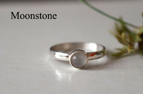 Constance, bague pierre de naissance en argent, grenat, améthyste, aigue-marine, pierre de lune, onyx, alexandrite, rubis, péridot, saphir, opale, citrine ou turquoise