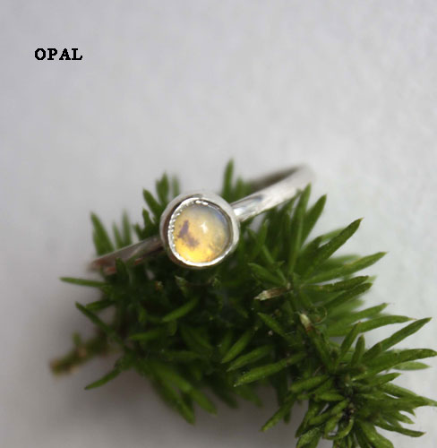 Constance, bague pierre de naissance en argent, grenat, améthyste, aigue-marine, pierre de lune, onyx, alexandrite, rubis, péridot, saphir, opale, citrine ou turquoise