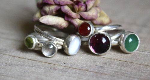 Constance, bague pierre de naissance en argent, grenat, améthyste, aigue-marine, pierre de lune, onyx, alexandrite, rubis, péridot, saphir, opale, citrine ou turquoise