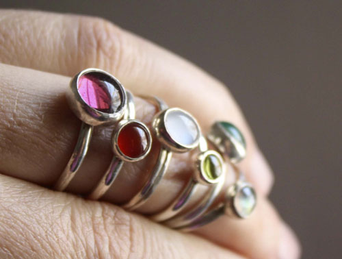 Constance, bague pierre de naissance en argent, grenat, améthyste, aigue-marine, pierre de lune, onyx, alexandrite, rubis, péridot, saphir, opale, citrine ou turquoise