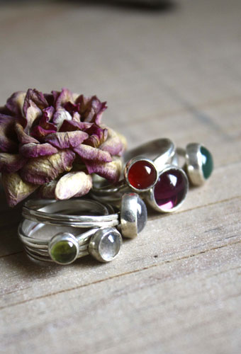 Constance, bague pierre de naissance en argent, grenat, améthyste, aigue-marine, pierre de lune, onyx, alexandrite, rubis, péridot, saphir, opale, citrine ou turquoise