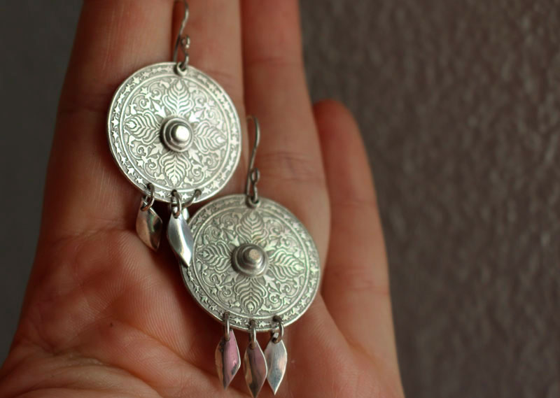 Conter la Terre, boucles d’oreilles mandala botanique en argent et pampilles