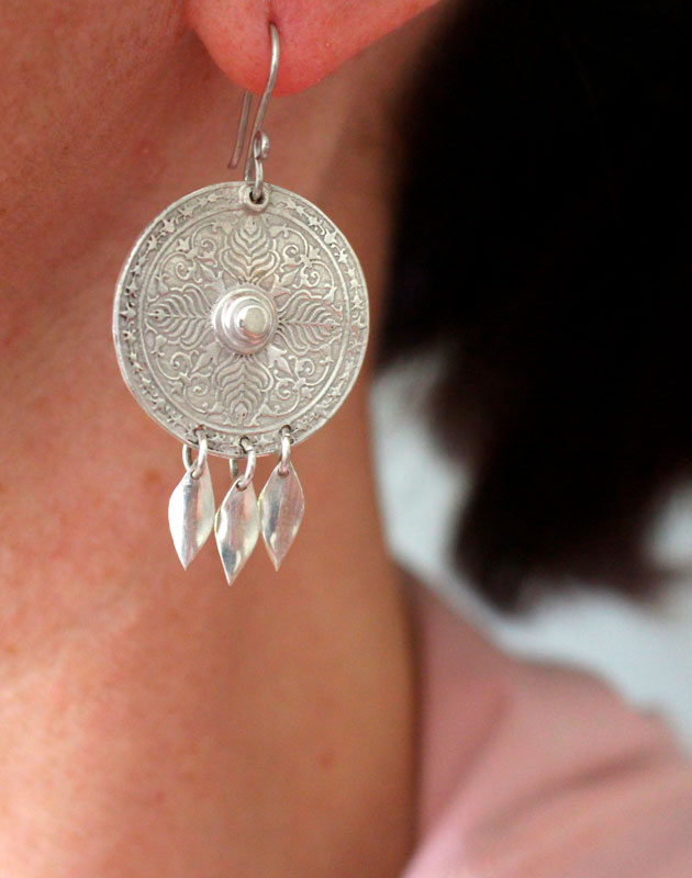 Conter la Terre, boucles d’oreilles mandala botanique en argent et pampilles