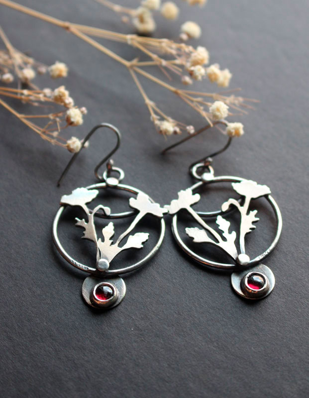 Coquelicot sauvage, boucles d’oreilles fleur en argent et grenat