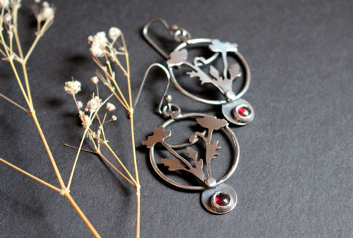 Coquelicot sauvage, boucles d’oreilles fleur en argent et grenat