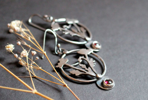Coquelicot sauvage, boucles d’oreilles fleur en argent et grenat
