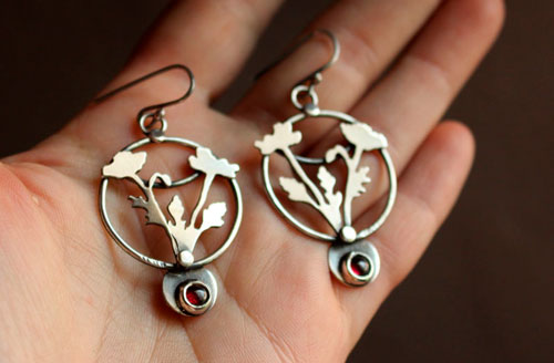 Coquelicot sauvage, boucles d’oreilles fleur en argent et grenat