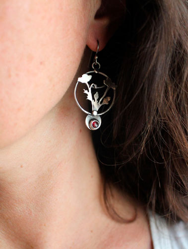 Coquelicot sauvage, boucles d’oreilles fleur en argent et grenat