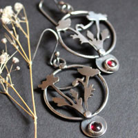 Coquelicot sauvage, boucles d’oreilles fleur en argent et grenat