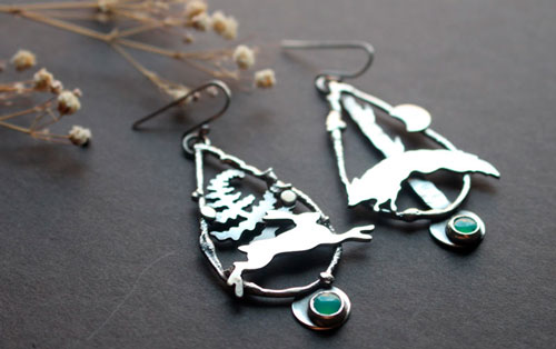 Course au clair de lune, boucles d’oreilles lièvre et renard en argent et chrysoprase