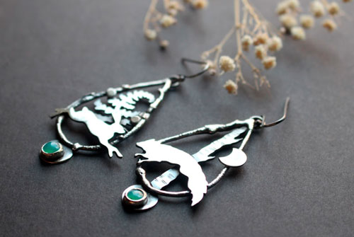 Course au clair de lune, boucles d’oreilles lièvre et renard en argent et chrysoprase