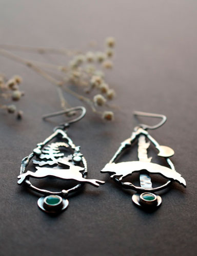 Course au clair de lune, boucles d’oreilles lièvre et renard en argent et chrysoprase