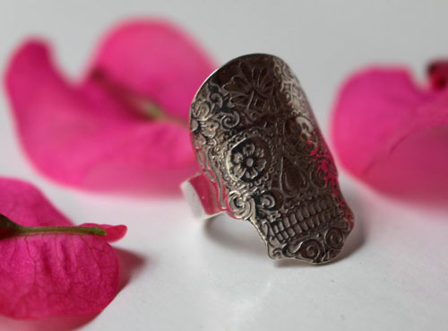 Crâne mexicain, bague tête de mort fleurie du Mexique en argent