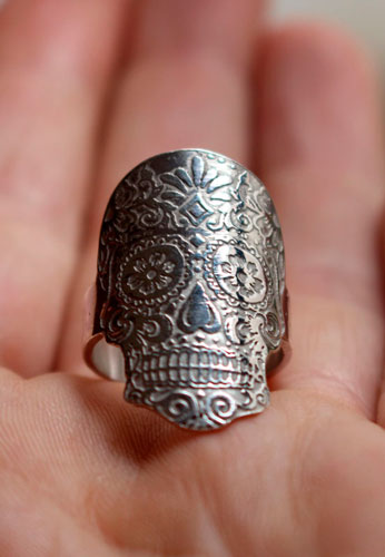 Crâne mexicain, bague tête de mort fleurie du Mexique en argent