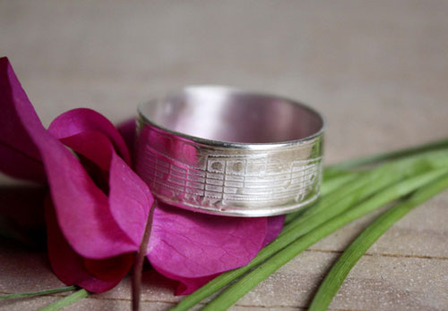 Crescendo, bague partition de musique en argent