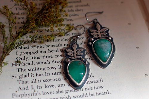 Croissance, boucles d’oreilles botaniques en argent et chrysoprase