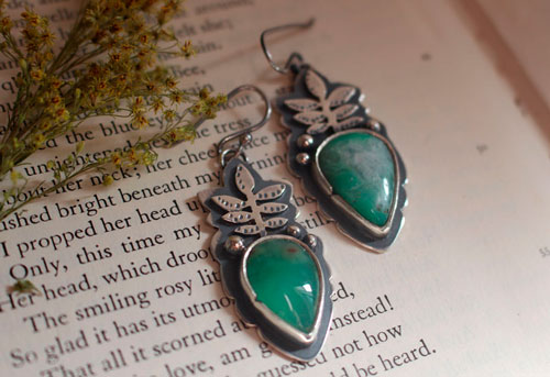 Croissance, boucles d’oreilles botaniques en argent et chrysoprase