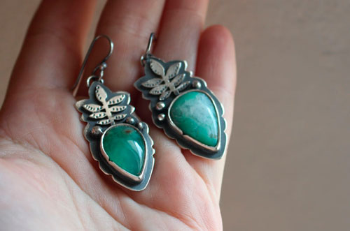 Croissance, boucles d’oreilles botaniques en argent et chrysoprase