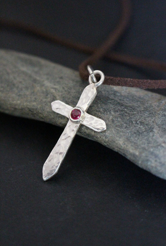 Croix de vie, collier croix martelée en argent et rubis