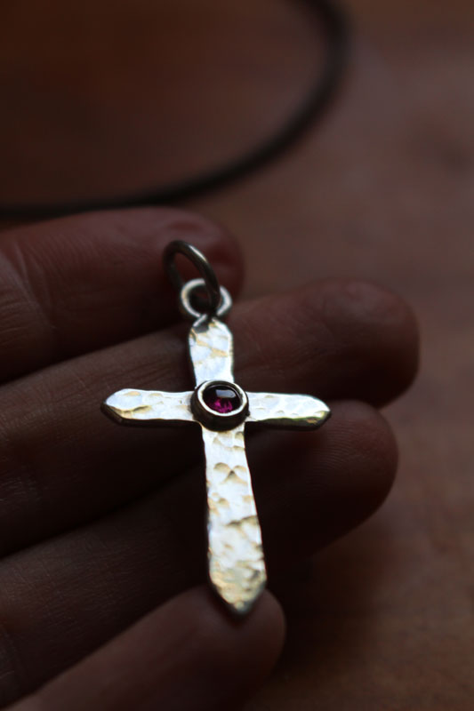 Croix de vie, collier croix martelée en argent et rubis