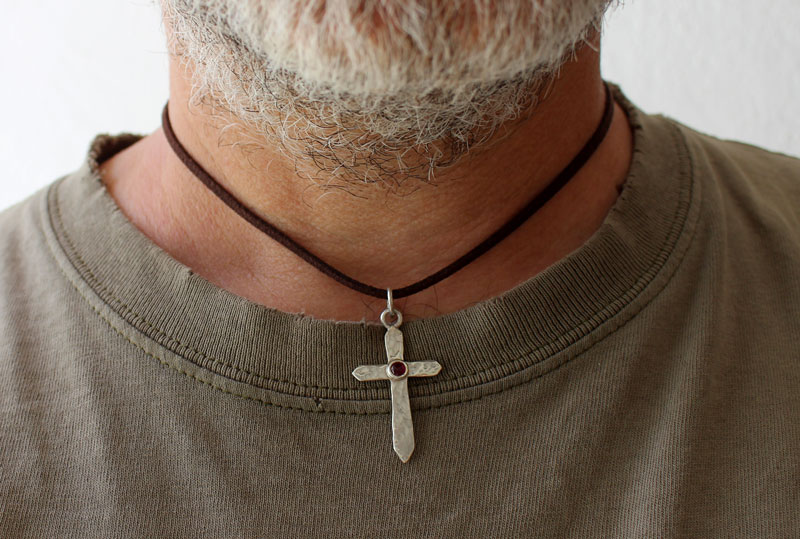 Croix de vie, collier croix martelée en argent et rubis