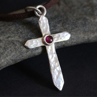 Croix de vie, collier croix martelée en argent et rubis