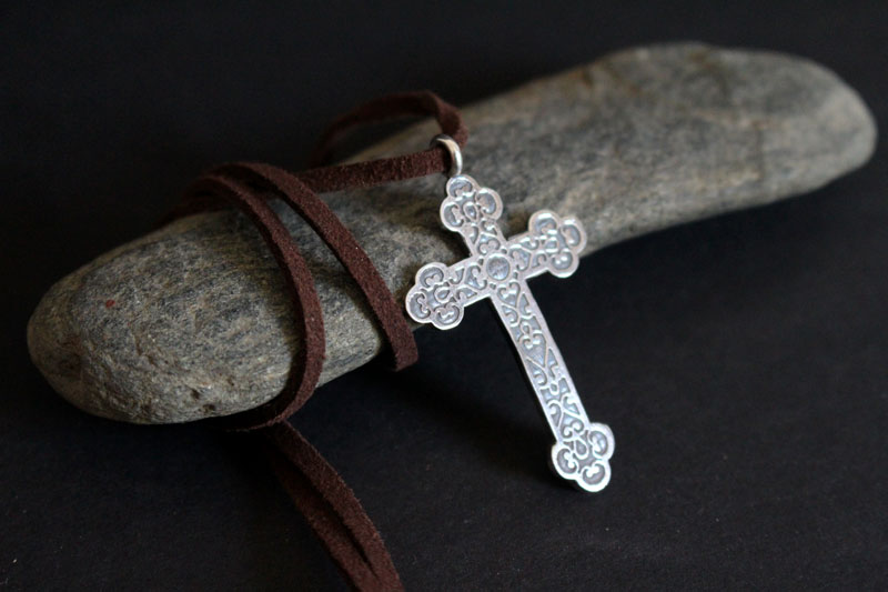 Croix forgée, collier croix trilobée et volutes en argent