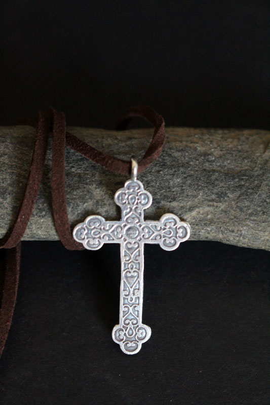 Croix forgée, collier croix trilobée et volutes en argent
