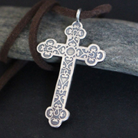 Croix forgée, collier croix trilobée et volutes en argent