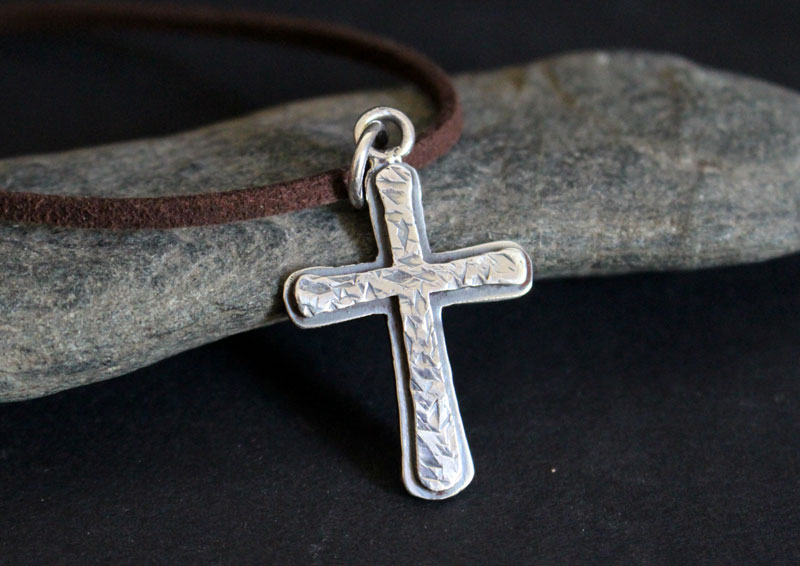 Croix rustique, collier croix martelé en argent