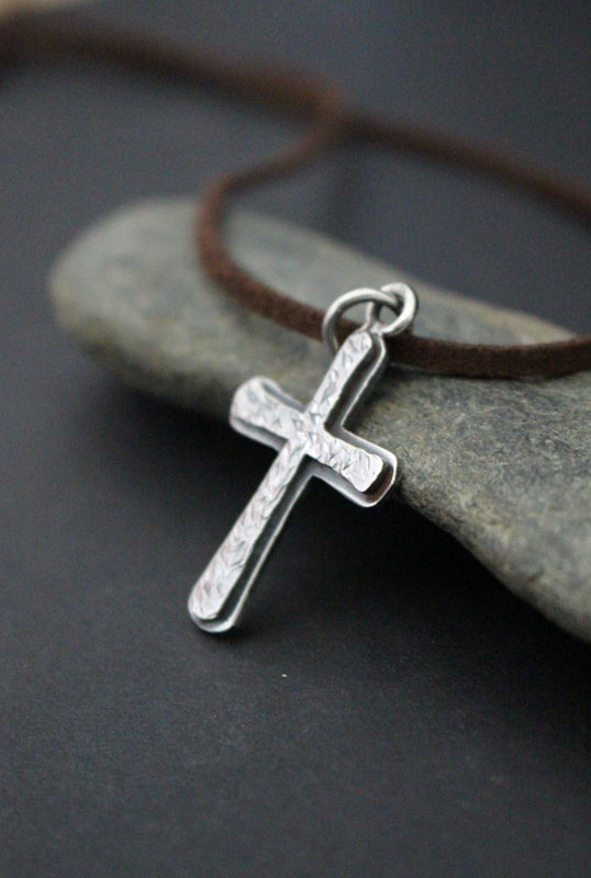 Croix rustique, collier croix martelé en argent