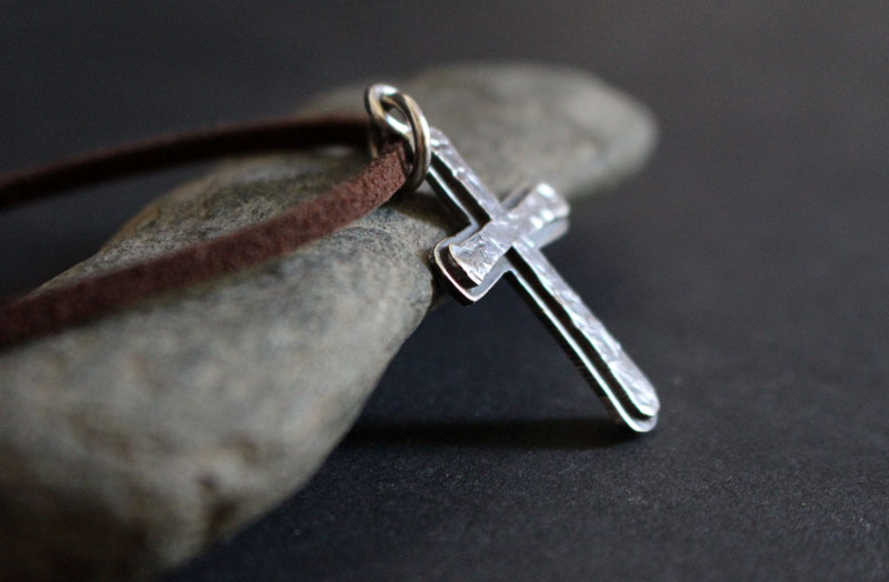 Croix rustique, collier croix martelé en argent