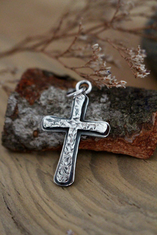 Croix rustique, collier croix martelé en argent