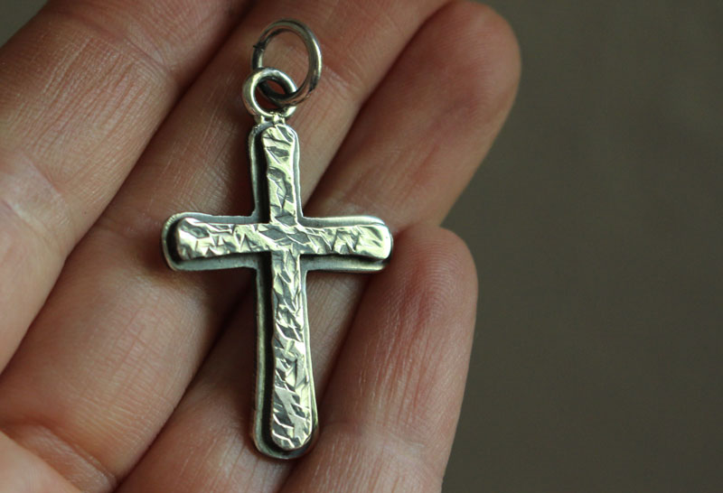 Croix rustique, collier croix martelé en argent