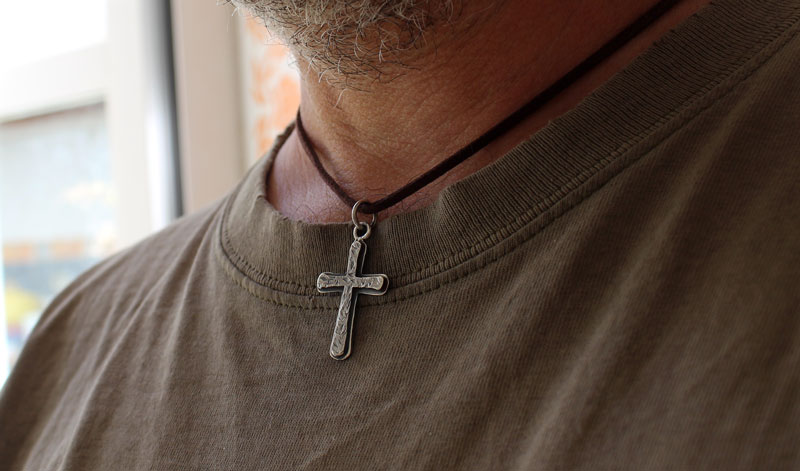 Croix rustique, collier croix martelé en argent