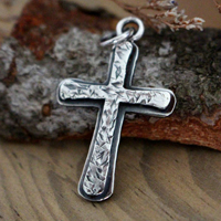 Croix rustique, collier croix martelé en argent