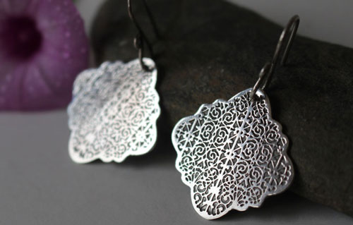 Cybèle, boucles d’oreilles arabesque grecque ciselé en argent