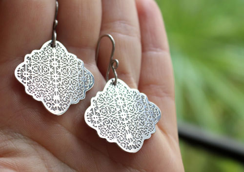 Cybèle, boucles d’oreilles arabesque grecque ciselé en argent