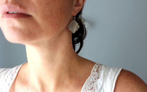 Cybèle, boucles d’oreilles arabesque grecque ciselé en argent