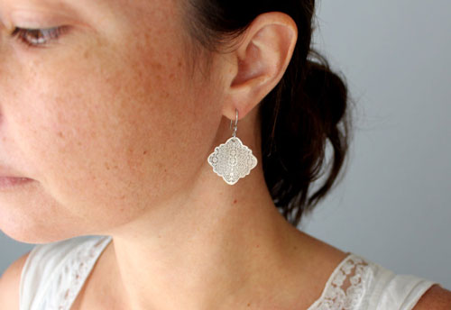 Cybèle, boucles d’oreilles arabesque grecque ciselé en argent